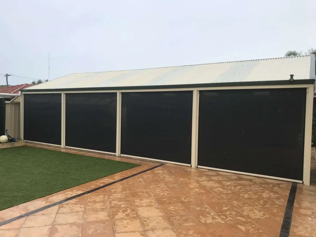 Outdoor blind bottom rail with weather seals against wind and rain