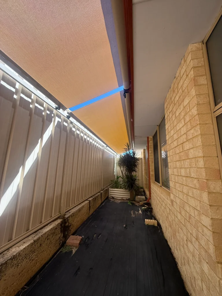 Roof to fence blind running along a narrow side passage in Landsdale